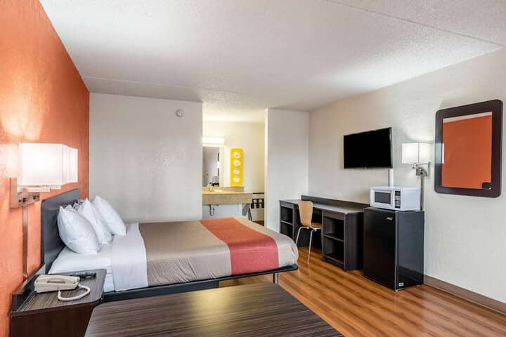 Room 6 of 28
