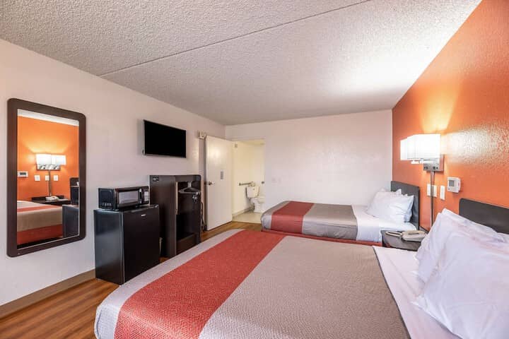 Room 11 of 28