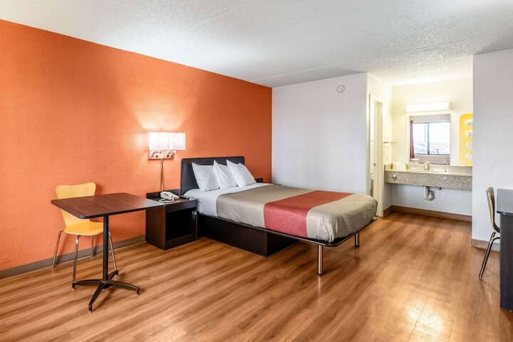 Room 4 of 28